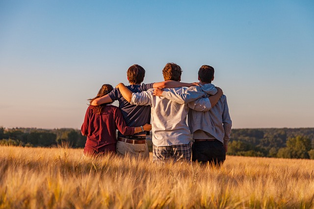 Quatre amics d'esquenes mirant l'horitzó